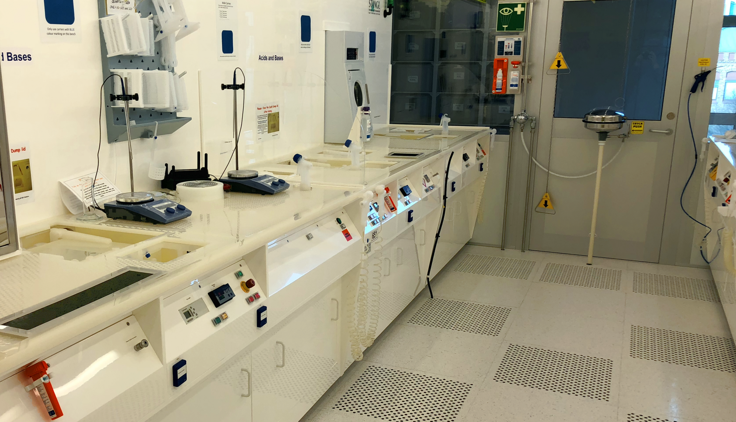 säkerhetstänk skyddslösningar kemiska skador ögon kropp SIEW diphoterine Solution laboratoriebänken sprayförpackning olyckan olycka stänk aggressiva frätande kemikalier